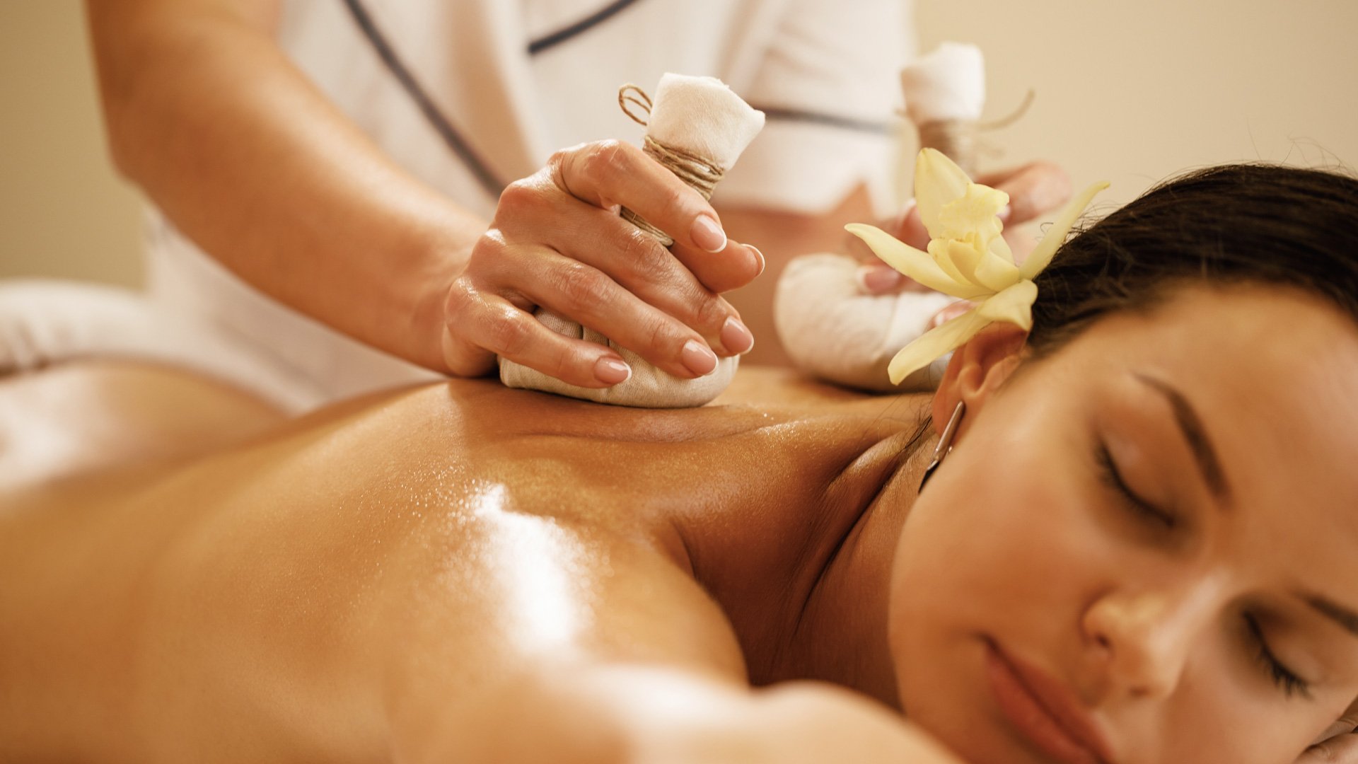 Massage mit Chinesischen Kräuterstempeln